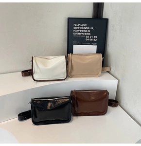 Quatre sacs à bandoulière minimalistes en simili cuir en blanc, beige, noir et marron foncé