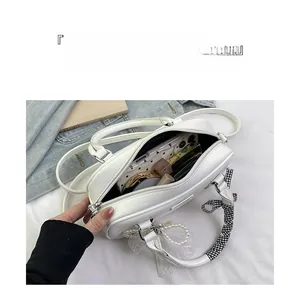 Vue de dessus du sac à main ouvert en cuir blanc montrant l'intérieur spacieux