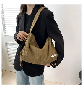 Vertical pleated texture tote bag in olive brown with superior brand label detail