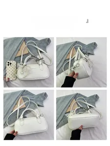 Vue sous quatre angles du sac bowling en cuir blanc avec charm en perles et bandoulière