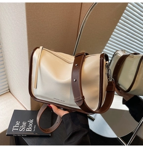Détail du sac à main beige minimaliste avec bordure marron et lettrage MAUDAI BEAR