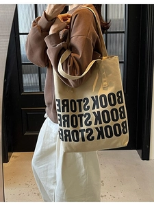 Sac Fourre-tout en Toile Minimaliste pour Femmes Impression de Lettres Grande Capacité Sac à Main à Bandoulière pour École Trajet Travail Shopping Voyage