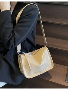 Sac bandoulière beige chic et brillant avec bandoulière réglable pour femmes