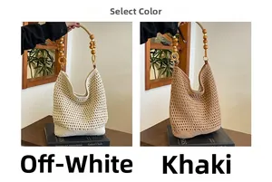 Détail de sacs bandoulière au crochet avec poignées en perles de bois, beige et kaki