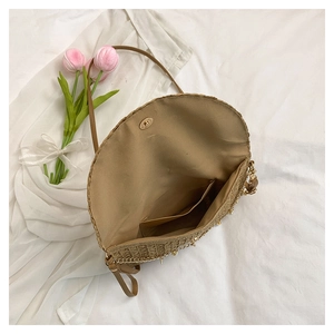 Détail du sac en paille tressée avec fermeture magnétique et poche intérieure
