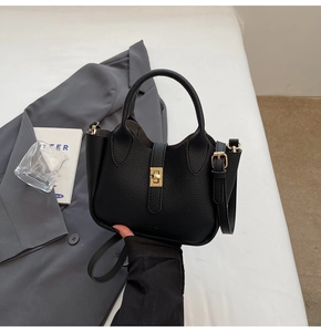 Dettaglio borsa in pelle martellata nera con chiusura a girello in metallo dorato