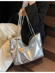 Silberne Metallic-Einkaufstasche mit PU-Struktur und süßem Bärenanhänger für Damen
