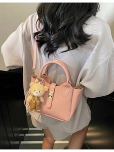 Borsa a Secchiello da Donna in Pelle PU con Trama Litchi Borsa a Tracolla Minimalista con Ciondolo Orsetto di Peluche