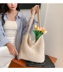 Dettaglio borsa a tracolla in cotone beige con trama all'uncinetto e tracolla larga