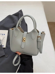 Elegante borsa a secchiello in pelle a grana con chiusura a scatto e tracolla blu
