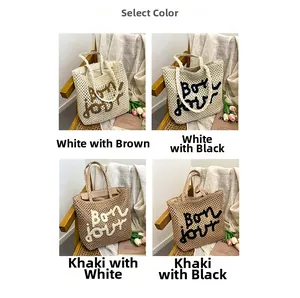 Dettaglio di borse tote intrecciate con ricamo Bon jour in quattro varianti di colore