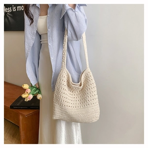 Dettaglio della borsa tote in cotone intrecciato a mano con trama a onde traforata