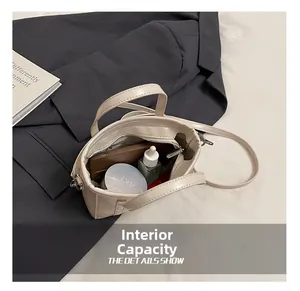 Innenkapazität der beigen Mini-Eimertasche mit Handy und Kosmetik-Layout