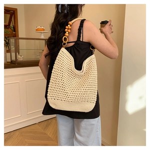 Détail du sac cabas beige au crochet avec bandoulière en perles de bois et maille
