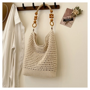 Détail du sac cabas tissé avec anse en perles de bois bohème et motif au crochet