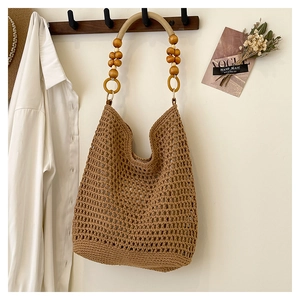 Détail du sac fourre-tout tissé à la main montrant la maille et les anses en perles