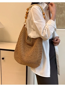 Sac fourre-tout en crochet marron avec poignée en perles de bois pour les vacances