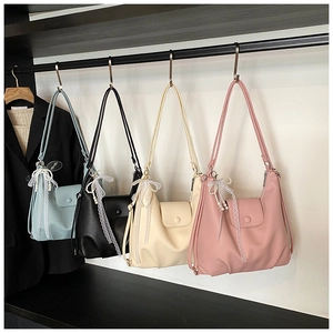 Detalle de cuatro bolsos tote coloridos con diseño de lichi, lazos de encaje y perlas