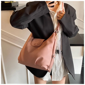 Bolso tote rosa de cuero con adorno de perlas y correa de hombro ajustable para mujer