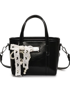 Schicke schwarze Handtasche in Lackoptik mit Spitzenschleife und Perlenanhänger für Damen