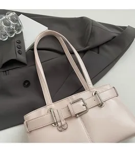 Dettaglio della borsa a tracolla rosa chiaro con fibbia argento e texture ecopelle liscia