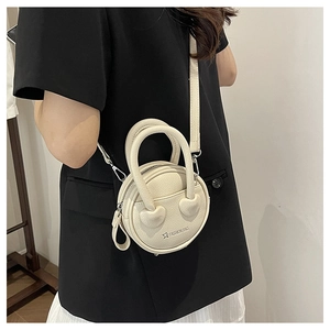 Détails du mini sac rond blanc crème avec texture litchi et logo de mode étoilé
