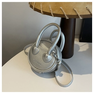 Vue de dessus du sac rond argenté en cuir grainé avec embossage Fashion Bag et rivets