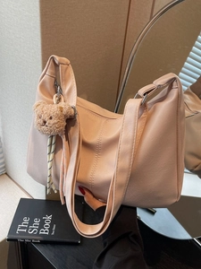 Women Large Capacity PU Leather Hobo Shoulder Bag Pleated Soft Tote Bag With Adorable Plush Bear Charm Versatile Handbag