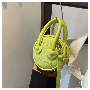 Détail du sac à bandoulière vert fluo en cuir grainé avec fermeture éclair métallique
