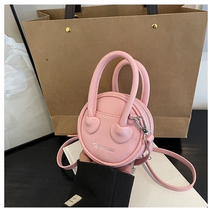 Détail du mini sac rose à grain de litchi avec logo blanc et crochets en métal argenté
