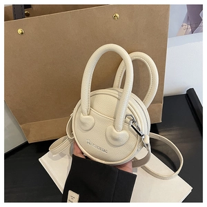Détail du sac à main en cuir grainé avec logo fashion et détails en forme de cœur