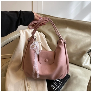 Bolso de hombro rosa tipo media luna con textura granulada y colgante de perlas