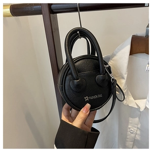 Détail d'un sac à main en cuir grainé noir avec logo Fashion Bag et boucles argentées