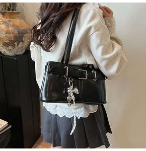 Borsa a spalla in pelle verniciata nera con fibbie e ciondolo a forma di cuore