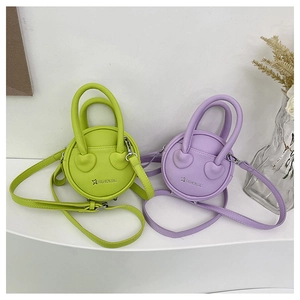 Détails de texture des mini sacs vert citron et lilas avec logo de mode tendance