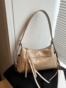 Bolso de hombro moderno en charol beige con borlas y cremalleras plateadas