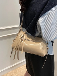 Bolso bandolera beige de cuero sintético con borla decorativa y correa ajustable
