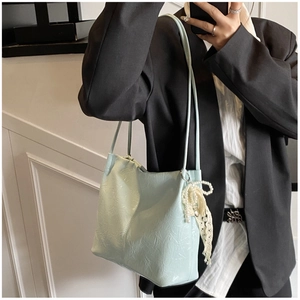 Sac fourre-tout bleu clair avec pendentif en perles et dentelle sur cuir texturé