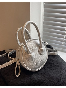 Sac à main rond argenté en cuir grainé avec bandoulière et logo à la mode