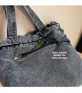 Detail der Jeans-Umhängetasche mit funktionaler Reißverschlusstasche für das Mobiltelefon