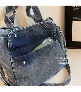 Detail der vorderen Tasche an der Vintage-Jeanstasche zur praktischen Handy-Aufbewahrung