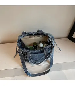 Details des geräumigen Innenraums einer blauen Denim-Tasche für den täglichen Bedarf