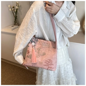 Ricamo dettagliato di borsa a secchiello rosa in stile cinese con motivi di architettura classica