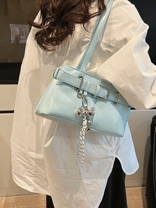 Borsa a spalla azzurra in pelle PU con fibbia in metallo e ciondolo a farfalla