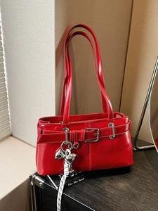 Borsa a spalla in pelle verniciata rossa con fibbia argento e ciondolo a fiocco