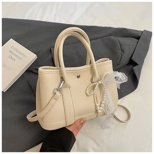 Elegante beige Beuteltasche mit Perlen-Spitzen-Schleife und verstellbarem Gurt