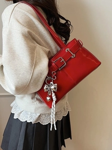 Borsa a spalla rossa lucida con finiture argentate e ciondoli per le donne