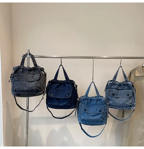 Exhibición de bolsos de tela vaquera lavada en cuatro tonos de azul con cordón ajustable