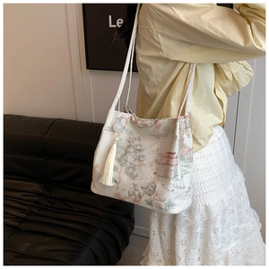 Dettaglio della borsa tote in stile cinese con ricami e nappa con perline viola