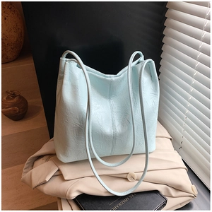 Détail d'un sac cabas bleu clair avec texture en cuir plissé pour le quotidien